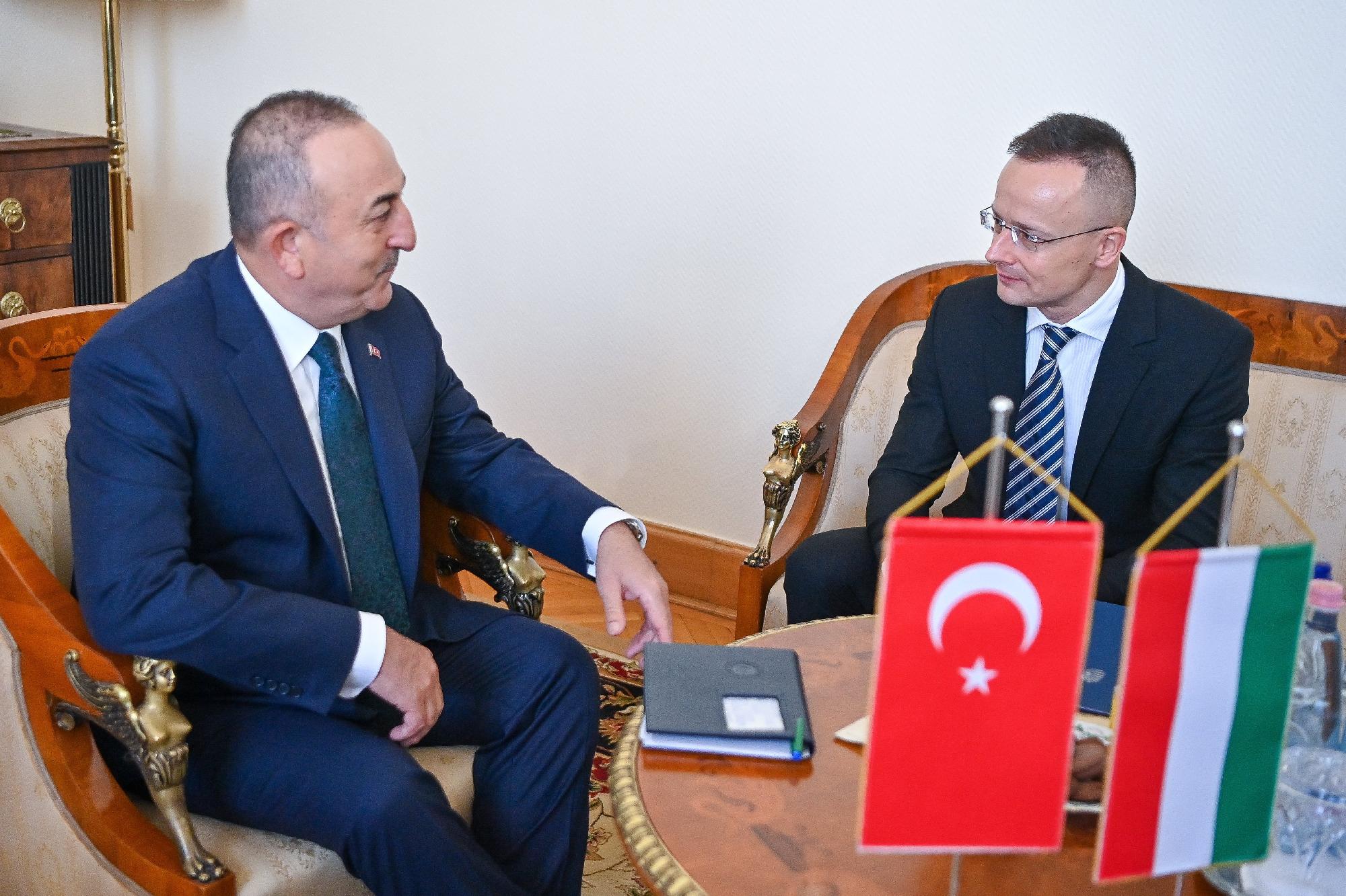 Szijjártó Péter a török külügyminiszterrel tárgyalt