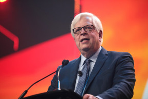 Egyórás beszédéért 9 millió forintot kapott az amerikai szélsőjobbos véleményvezér az MCC-től