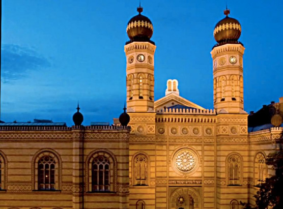 Náci jelszavakat üvöltöztek, kart lendítettek, majd levizelték a zsinagótát a Dohány utcában randalírozó fiatalok