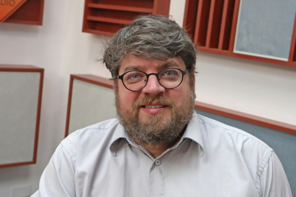 Dombos: Nem lehet több tízezer embert visszagyömöszölni a négy fal közé 