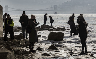 Amikor még virslit is sütöttek a Duna jegén