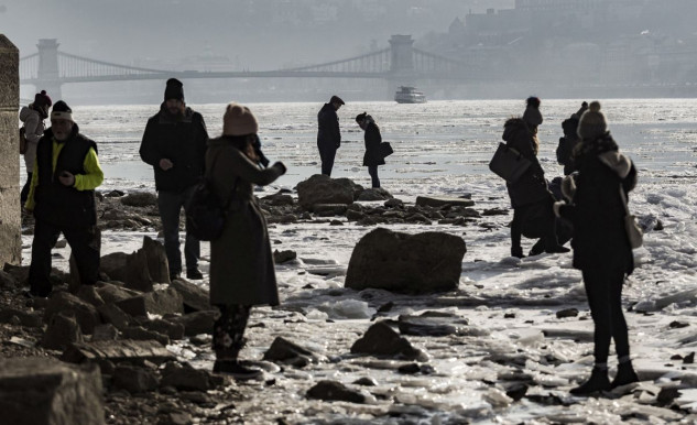 Amikor még virslit is sütöttek a Duna jegén