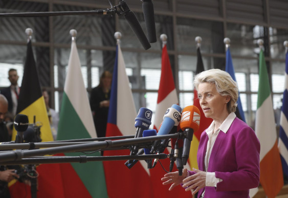 Megállapodtak az uniós olajszankcióról, Orbán nem vétózott, de megvédte a 