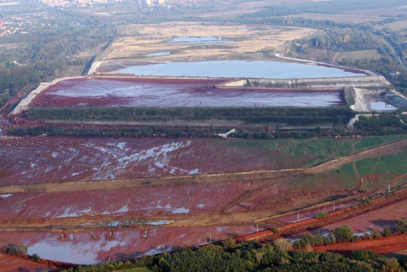 Mi okozta a vörösiszap-katasztrófát?