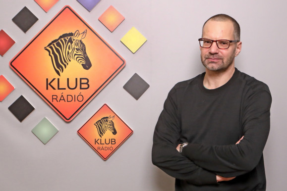 Szürkeségbe és némaságba burkolózva