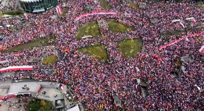 Több százezer ember vett részt vasárnap a lengyel fővárosban az ellenzék által szervezett tömegdemonstráción