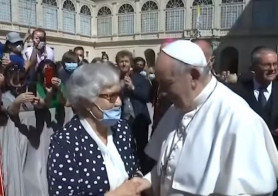 Ferenc pápa megcsókolta a számot egy holokauszttúlélő karján