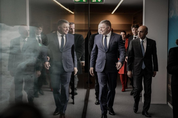 Fico Vietnamból üzent Orbán Viktornak a választások előtt