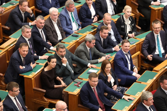 Fidesz: A kormánytagok is sajtóhírekből értesültek a kegyelmi ügyről