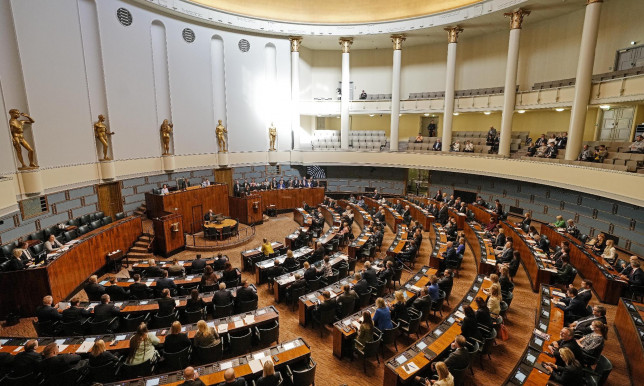 Elsöprő többséggel szavazták meg a finnek a NATO-csatlakozási szándékukat