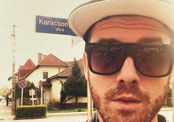 Fluor Tomi: Juhé, mi vagyunk a telefosott fal a benzinkúti vécében