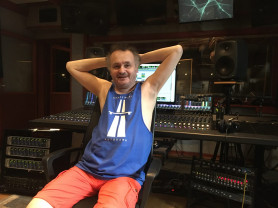 Galla Miklós még mindig feltartja a gyűrűsujját