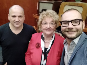 Az elegáns protokollszakértő és a gyűrött színész találkozása a pódiumon