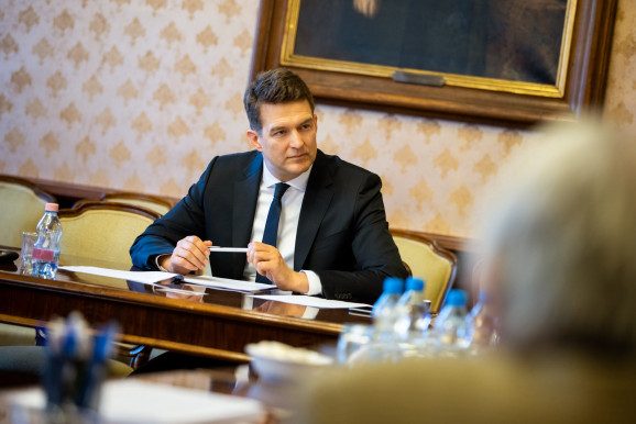 Marad a benzinárstop, de kedvezményeket ad a kormány a kutasoknak