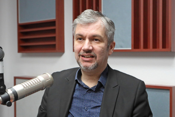 Hadházy: Még a NER is szégyelli valahol az eszeveszett luxust