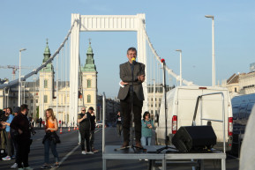 A Parlament előtt tüntetnek Hadházyék