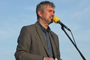 A rendőrség a Ferenciek terén sem engedi tüntetni Hadházyékat