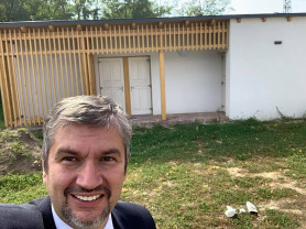 Hadházy a Parlament helyett Kisvaszaron tett alternatív esküt