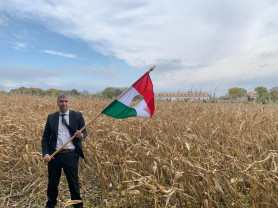 Hadházy: Polgármestereket vagy megvásárolnak, vagy megzsarolnak, és szállítaniuk kell az embereket