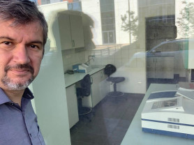 Hadházy: Üres épületben kutatják a fogászati turizmust 1,2 milliárdért