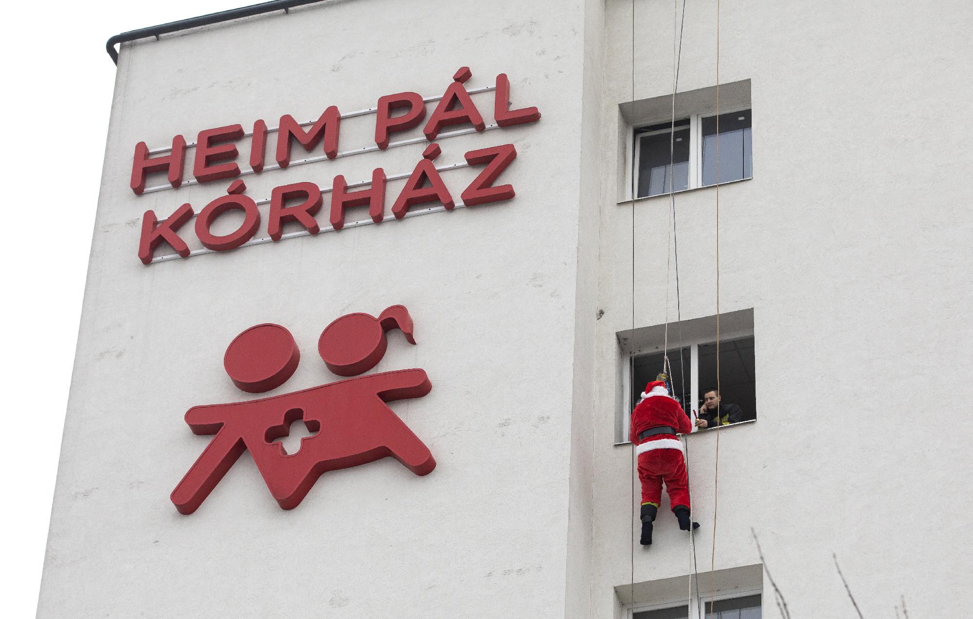 Mikulások érkeztek a fővárosi Heim Pál Országos Gyermekgy?