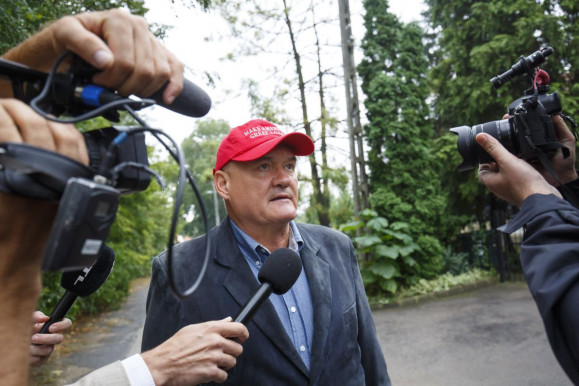 Czeglédy és Ungár: Hende Csaba a DK nevében készíttet lejárató szórólapokat