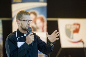 Saját kérésére felmentették a frankó papot, Hodász atyát