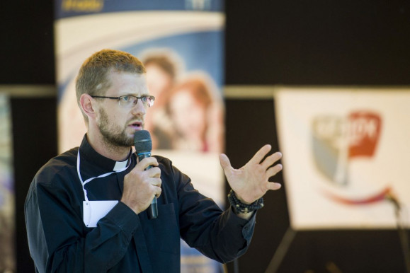 Hodász atya: Nem kell népszavazás, van nagyobb baj a meleglobbinál