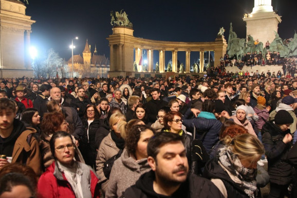 Már két hajléktalan fiatalnak jutott lakás a Hősök terén tartott tüntetésen összegyűlt adományokból