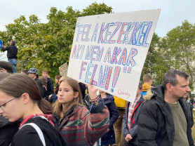 Százan kísérték a tankerülethez a levéllel fenyegetett tanárokat - rendőrök várták őket