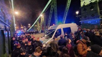 Már elkezdődött a keddi tüntetés, amikor megjött a Kúria döntése: mégis lehet az Erzsébet hídon demonstrálni