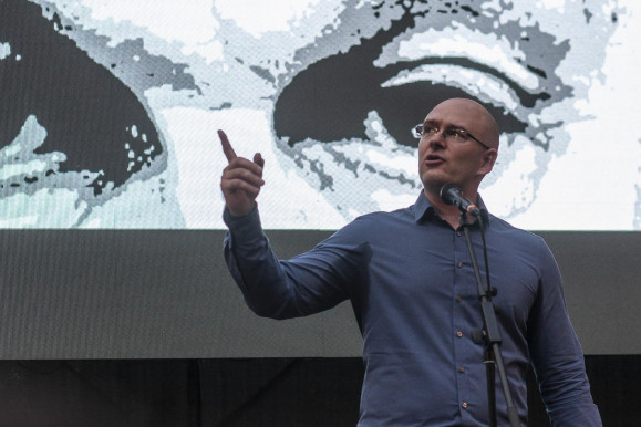 Büntetné a Jobbik azokat a multikat, amelyek tömegesen alkalmaznak külföldi munkaerőt