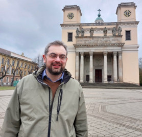 Akit kizárnak a kormányinfókról és akinek újságokban üzen a kormány 