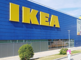 Nem hátrál ki az IKEA a Pride mögül, továbbra is gyártják majd a szivárványos táskákat