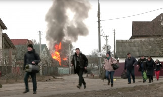 Videón ahogy civilek és újságírók menekülnek a tűz alá vett Irpinyből