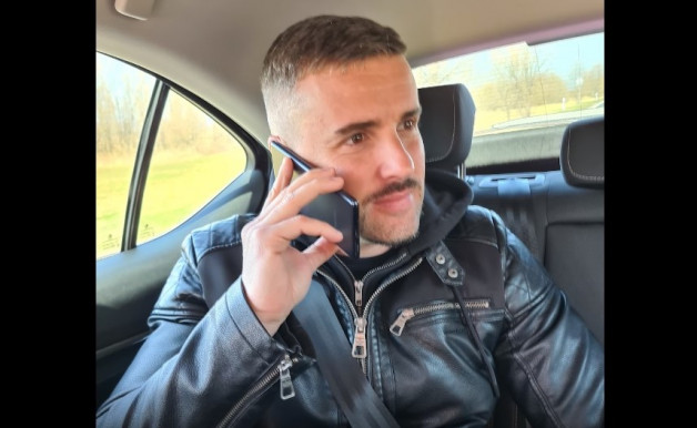 Jakab Péter a telefon másik oldalán