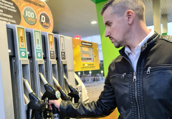 Jakab Péter a benzinkútról üzent Orbánnak