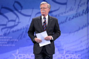 Razziát tartottak John Bolton washingtoni házánál