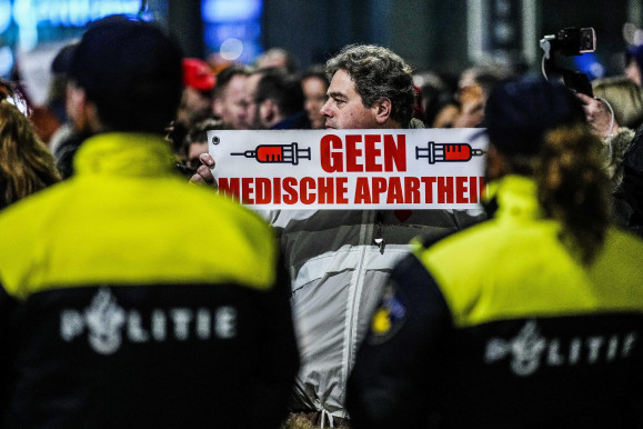 Halálos fenyegetéseket küldenek az oltásellenesek Európa-szerte