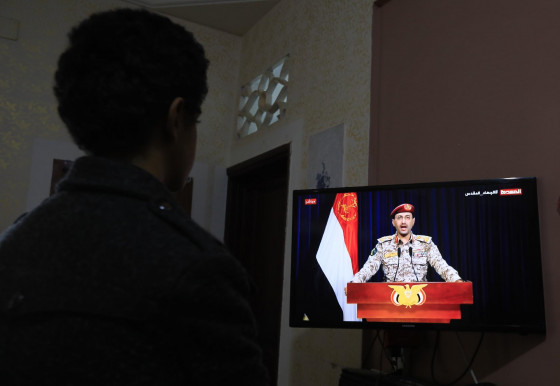 A brit és az amerikai légierő bombázta a Vörös-tengeri hajóforgalmat veszélyeztető jemeni húszi lázadók állásait