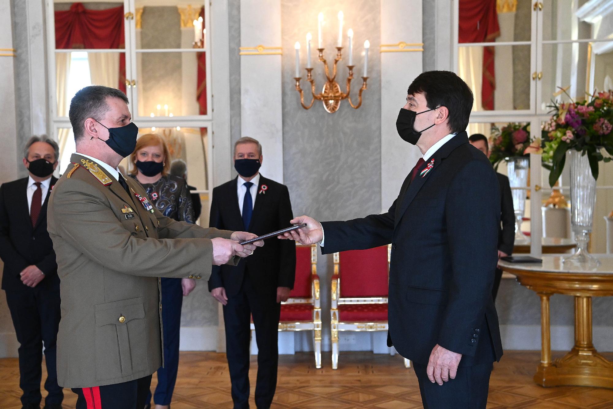 Áder János tábornoki kinevezéseket adott át