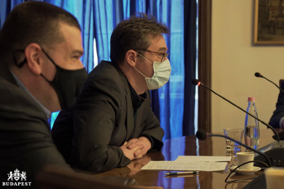 Kötelező lesz a maszkviselés Budapest zárt területein