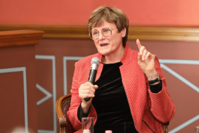 Vigyázat, csalók! Visszaélnek Karikó Katalin nevével az interneten