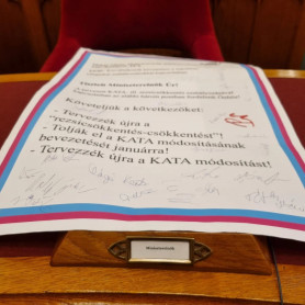 Minden magyar miniszterelnöke nem vette át a katatörvény ellen tüntetők petícióját