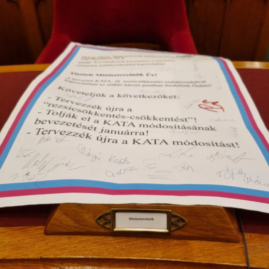 Minden magyar miniszterelnöke nem vette át a katatörvény ellen tüntetők petícióját