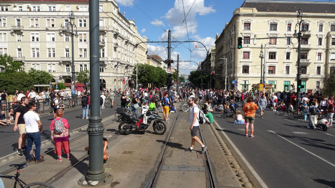 Kiszorították a kata-törvény ellen tüntetőket a Margit hídról