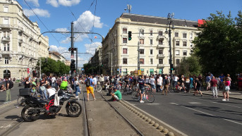 Az infláció és az EU-val való harc is szorítja a magyar kormányt