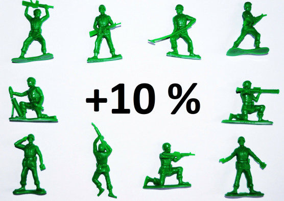 Orbánék 10 százalékkal emelik a katonák bérét is