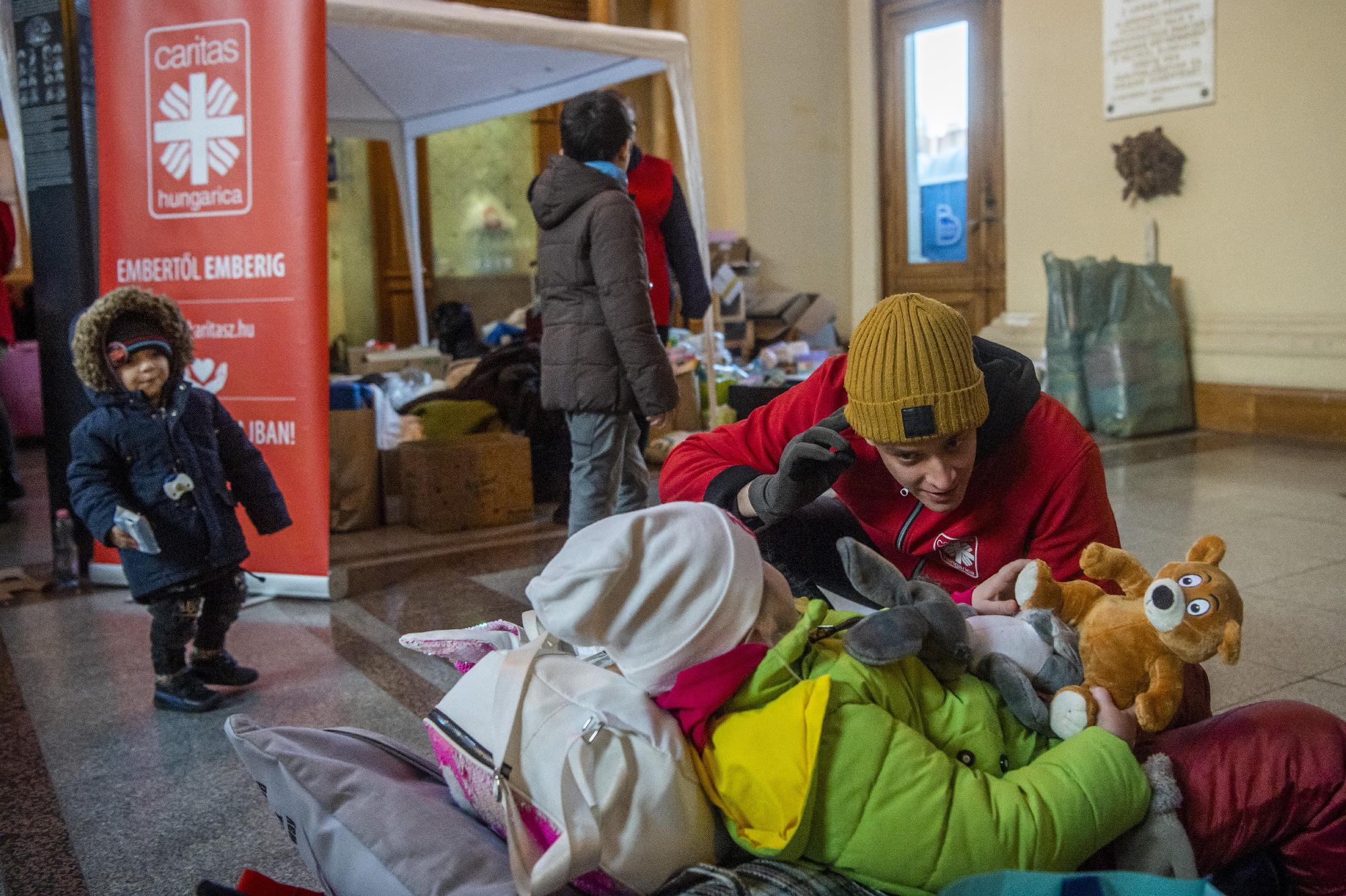 Ukrajnai háború - Menekülők a Keleti pályaudvaron 