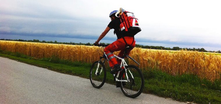 Mentős szakszervezet: A bringás mentők alkalmazása előtt az állományban lévők bérét kéne rendezni